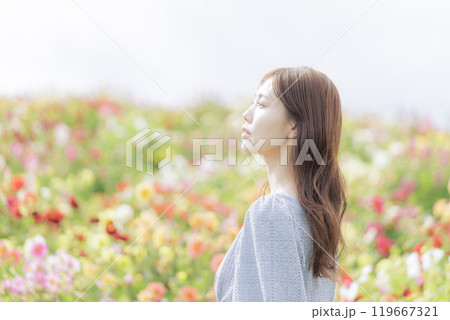花に囲まれる女性 花に囲まれる女性 119667321