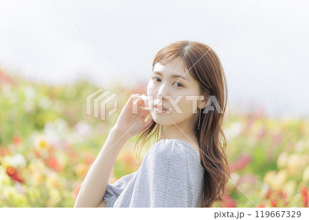 花に囲まれる女性 花に囲まれる女性 119667329