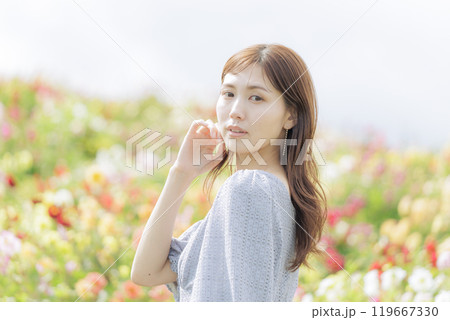花に囲まれる女性 花に囲まれる女性 119667330