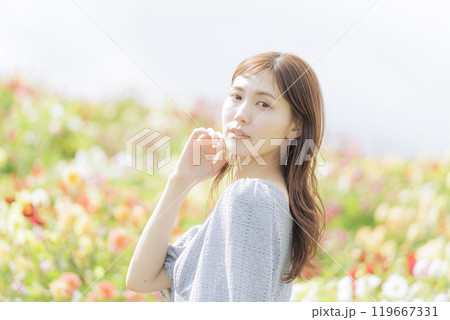 花に囲まれる女性 花に囲まれる女性 119667331