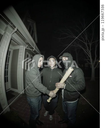 闇バイト 実行犯 一軒家 押し込み強盗 防犯カメラ 赤外線カメラ イメージ画像 モノクロ 闇バイト 実行犯 一軒家 押し込み強盗 防犯カメラ 赤外線カメラ イメージ画像 モノクロ 119667386