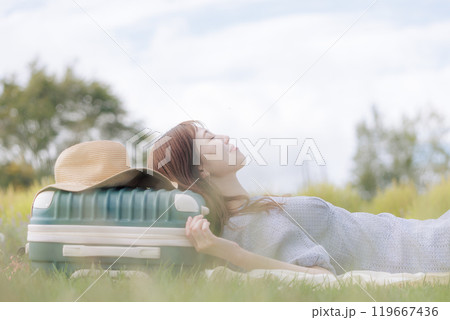 芝生に寝転ぶ女性 芝生に寝転ぶ女性 119667436