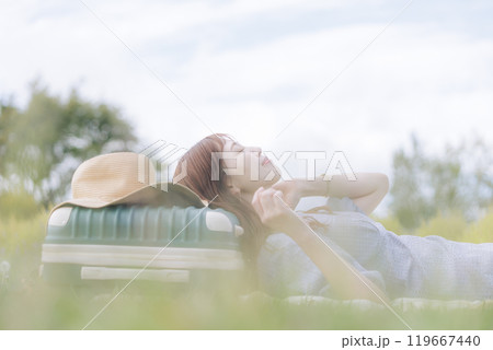 芝生に寝転ぶ女性 芝生に寝転ぶ女性 119667440
