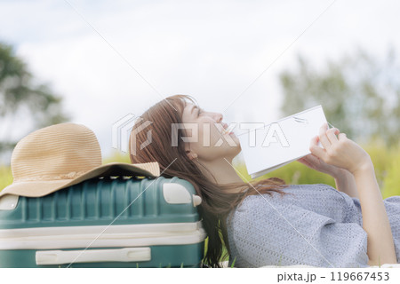 芝生に寝転ぶ女性 119667453