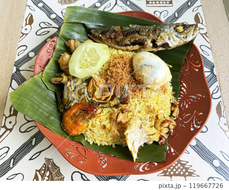 インドネシア、バリ島のお祝いの時に食べられるナシクニン(黄色いご飯) インドネシア、バリ島のお祝いの時に食べられるナシクニン(黄色いご飯) 119667726