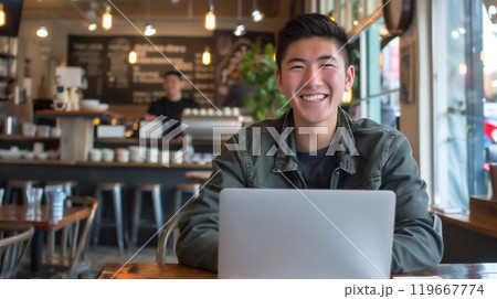 笑顔でパソコンを使う男性 119667774