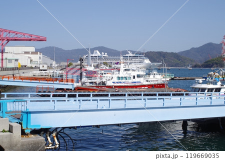 消防艇のある広島港の景色 119669035