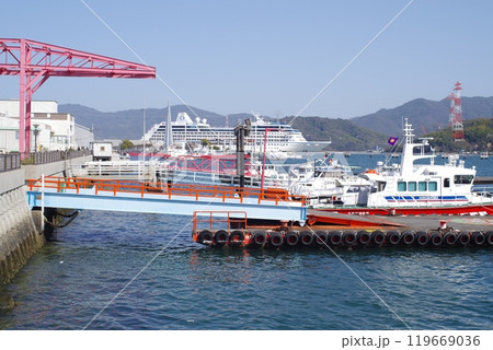 消防艇が係留する広島港の景色 119669036