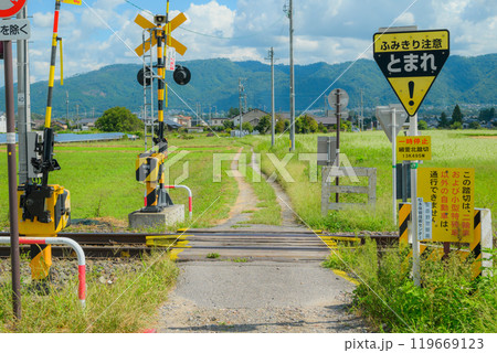 田舎にある小さな踏切【安曇野】 田舎にある小さな踏切【安曇野】 119669123