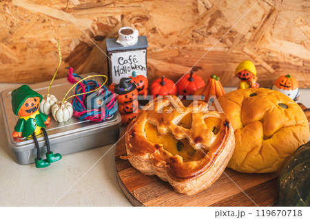 ハロウィンとかぼちゃパイとパン 119670718