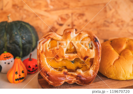 かぼちゃのパイとクリームパン 119670720