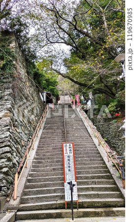 和歌山の紀三井寺の結縁厄除の坂の石段 和歌山の紀三井寺の結縁厄除の坂の石段 119670985