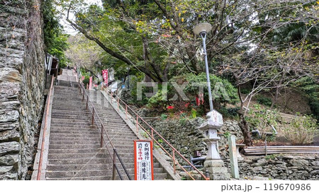 和歌山の紀三井寺の結縁厄除の坂の石段 和歌山の紀三井寺の結縁厄除の坂の石段 119670986
