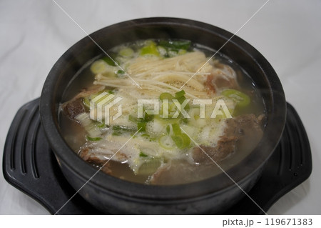 traditional Korean soup made by boiling beef head meat, ox bones, burdock, taro stems, and radish for a long time traditional Korean soup made by boiling beef head meat, ox bones, burdock, taro stems, and radish for a long time 119671383