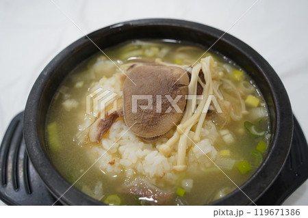 traditional Korean soup made by boiling beef head meat, ox bones, burdock, taro stems, and radish for a long time traditional Korean soup made by boiling beef head meat, ox bones, burdock, taro stems, and radish for a long time 119671386