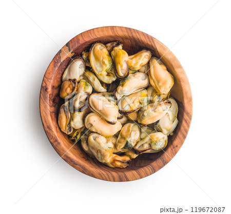 Shelled mussels meat in bowl isolated on white background. 119672087