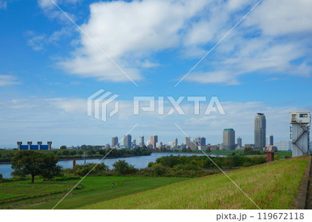 荒川の川原より川口元郷の住宅街を望む 119672118