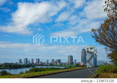 荒川の川原より川口元郷の住宅街を望む 119672120