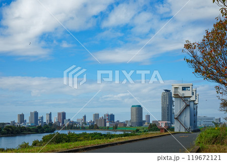 荒川の川原より川口元郷の住宅街を望む 荒川の川原より川口元郷の住宅街を望む 119672121