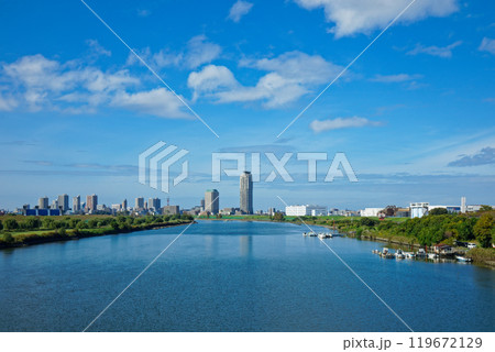 鹿浜橋より青空が広がる川口元郷の住宅街を望む 119672129