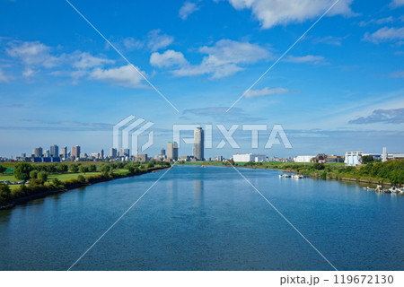 鹿浜橋より青空が広がる川口元郷の住宅街を望む 鹿浜橋より青空が広がる川口元郷の住宅街を望む 119672130