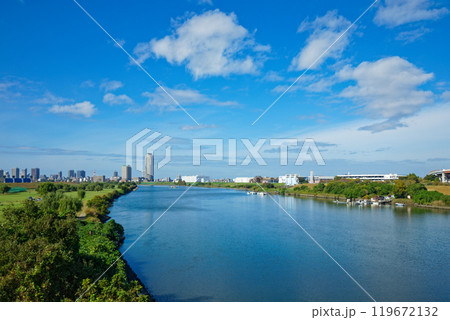 鹿浜橋より青空が広がる川口元郷の住宅街を望む 119672132