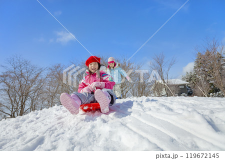 雪の公園でソリ遊びをする姉妹 雪の公園でソリ遊びをする姉妹 119672145