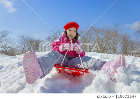 雪の公園でソリ遊びをする女の子 雪の公園でソリ遊びをする女の子 119672147
