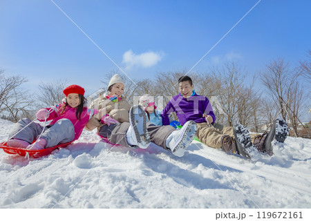雪の公園でソリ遊びをする4人家族 雪の公園でソリ遊びをする4人家族 119672161