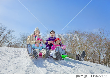 雪の公園でソリ遊びをする4人家族 雪の公園でソリ遊びをする4人家族 119672166