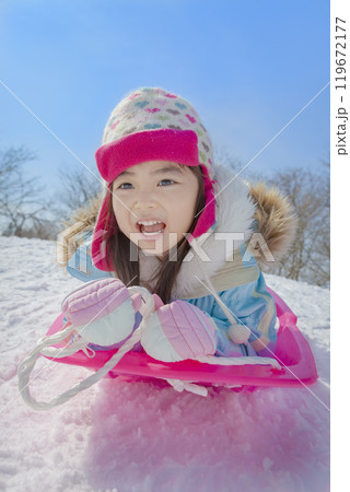 雪の公園でソリ遊びをする女の子 雪の公園でソリ遊びをする女の子 119672177