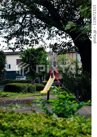 緑に囲まれた静かな公園の滑り台 緑に囲まれた静かな公園の滑り台 119672315