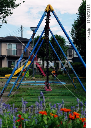 花と遊具が彩る公園の遊び場 119672318
