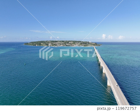 沖縄県北部に位置する古宇利島と古宇利大橋をドローンで空撮 119672757
