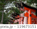 日本の神社の赤い鳥居 119673151