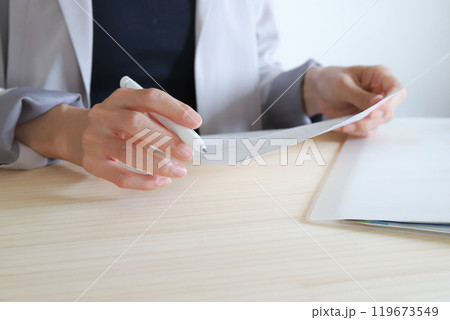 書類を持った手元　ビジネス素材 119673549
