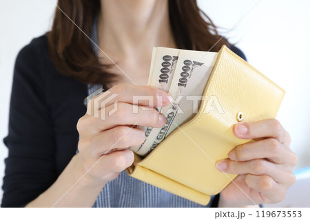 財布からお金を出す女性 財布からお金を出す女性 119673553