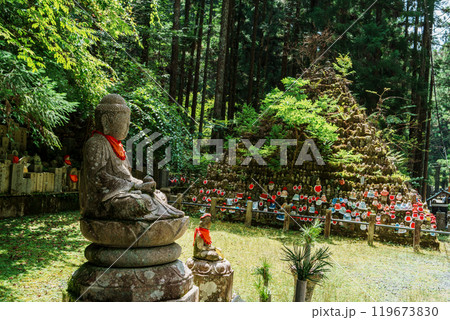 高野山　奥の院　夏の無縁塚 119673830