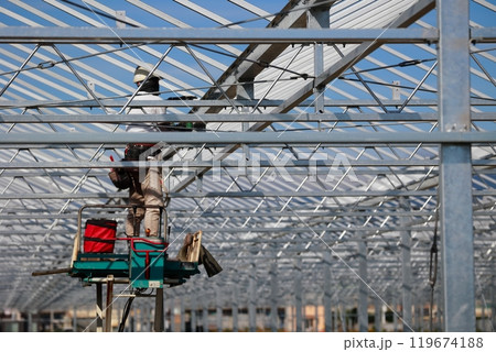 高所でネジ止め作業　組み立て 119674188