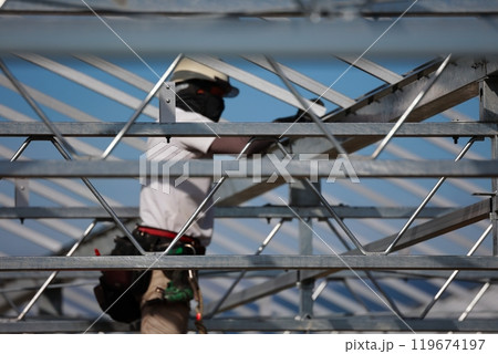 高所でネジ止め作業　組み立て 119674197