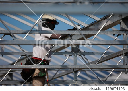 高所でネジ止め作業　組み立て 119674198