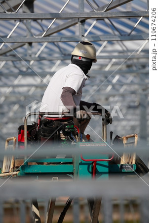 高所でネジ止め作業 組み立て 高所でネジ止め作業 組み立て 119674206