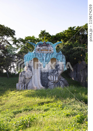 沖縄県八重瀬町シーサー公園のシーサー滑り台 沖縄県八重瀬町シーサー公園のシーサー滑り台 119674269