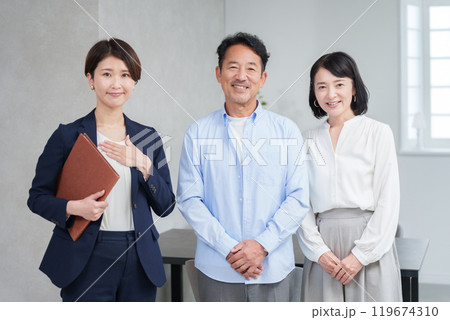 営業するビジネスマンと客の夫婦 119674310