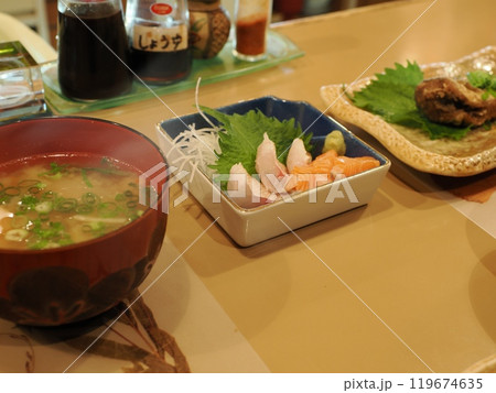 パパごはんの定食のおかず　味噌汁と刺身と　福岡県北九州市門司区栄町 119674635