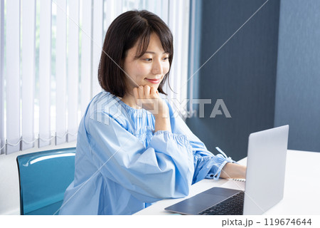 PCを見ながら考える女性01 119674644