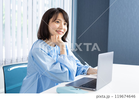 PCを操作しながら考える女性01 119674646