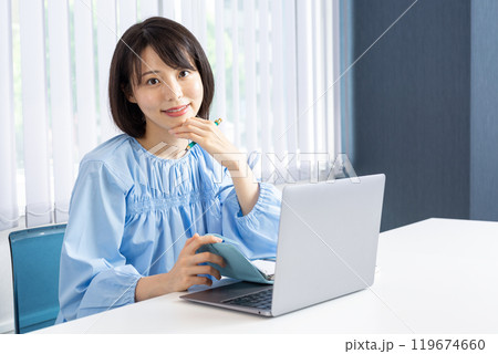 PCを操作しながらメモを取る女性10 119674660