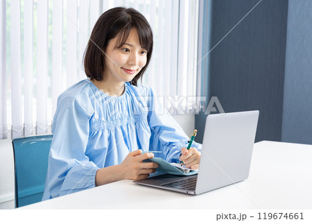 PCを操作しながらメモを取る女性11 119674661