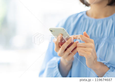 スマホを操作するおしゃれな女性02 スマホを操作するおしゃれな女性02 119674687